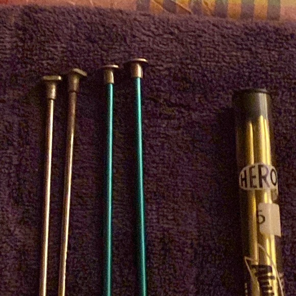 Lot of vintage knitting needles aluminum 5 pair 1 single 1 new package of 4 pins - Picture 11 of 13
